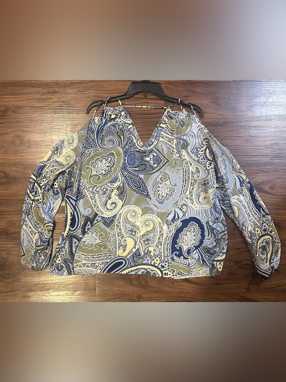 Paisley V-Neck Long cold
Shoulder blouse